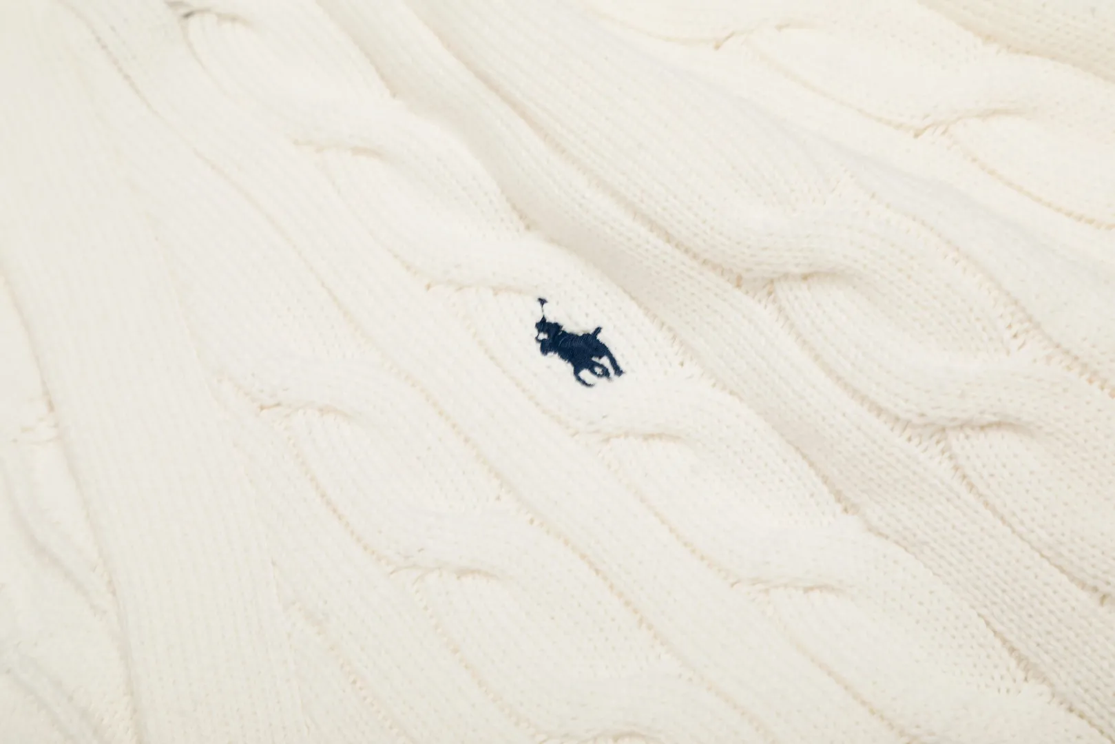 P250 Top quality" Style number: DS113# (not off the shelves all year round) [Ralph Lauren large V-neck solid color pony embroidered logo twist knitted cardigan] ✅Ralph Lauren classic basic versatile goddess style large V-neck knitted cardigan jacket ✅Main supply platform live broadcast Wholesale entities Replenish when out of stock Not off the shelves ✅ZP quality 1:1 version Scan the code to enter the GF website Counter quality ✅Detailed quality is the only one in Guangzhou Imported quality cotton yarn, focusing on high-end, cost-effective, good quality needless to say ✅The version is restored to the original order, the maximum size can be worn up to 160 pounds, loose, comfortable and stress-free ✅The upper body is simple and easy to match, ootd must-have style, good-looking clothes are never picky, a must-have in the goddess' wardrobe. Size: S-XL Color: Black White Gray Light Blue Khaki Pink Yellow Chinese Red Navy Blue White Label Navy Blue Red Label